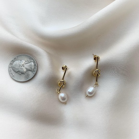 Gold Knot Geometric Freshwater Pearl earrings - Picture 2 of 3
